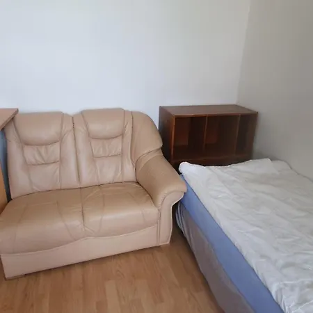 Maxwel Twin Room, Forest 5 Minutes, Playgrounds, Athletic Stadium, Free Tennis Court 15 Minutes,, Free Tennis Coaching Available Homestay szállás Pozsony
